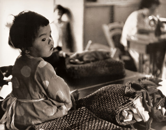 母を待つ子 [木内一之, 日本カメラ 1955年3月号より] パブリックドメイン画像 