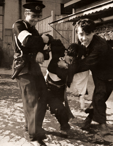 公僕である [藤田博久, 日本カメラ 1955年3月号より] パブリックドメイン画像 