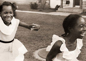 ハイツの子供達 [伊藤強一郎, 日本カメラ 1955年3月号より]のサムネイル画像