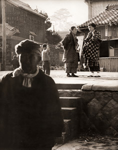 立ち話(波切にて） [川崎亀太郎, 日本カメラ 1955年3月号より]のサムネイル画像