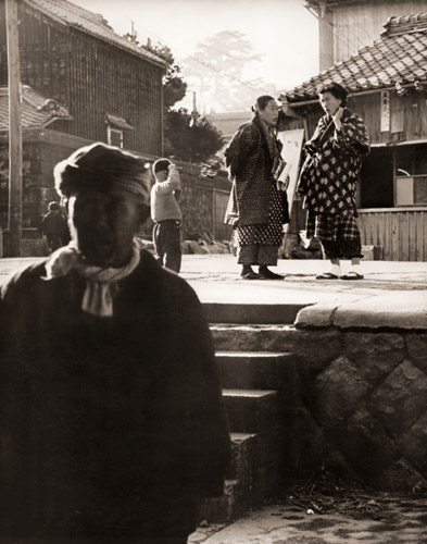 立ち話（波切にて） [川崎亀太郎, 日本カメラ 1955年3月号より] パブリックドメイン画像 