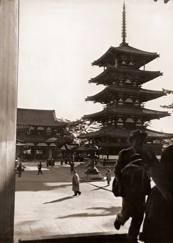 法隆寺五重塔 [川崎亀太郎, 日本カメラ 1955年3月号より] パブリックドメイン画像 