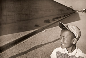 塀のある場所 [吉田順吉, カメラ毎日 1954年9月号より]のサムネイル画像