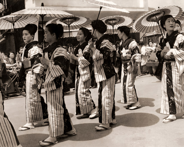 祭の日 [大根富二郎, カメラ毎日 1954年9月号より] パブリックドメイン画像 