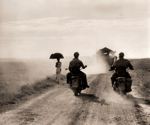 前線へ向う [ロバート・キャパ, カメラ毎日 1954年9月号より]のサムネイル画像