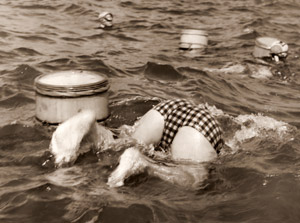 海女の一日（頭かくして尻かくさず） [安村武男, カメラ毎日 1954年9月号より]のサムネイル画像