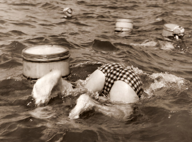 海女の一日（頭かくして尻かくさず） [安村武男, カメラ毎日 1954年9月号より] パブリックドメイン画像 