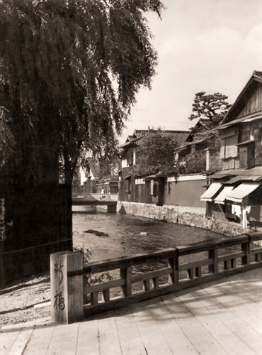 柳と橋（祇園にて） [森田元子, カメラ毎日 1954年9月号より] パブリックドメイン画像 