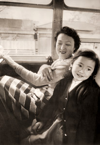 バスの中で [大束元, 日本カメラ 1955年11月号より]のサムネイル画像