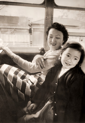 バスの中で [大束元, 日本カメラ 1955年11月号より] パブリックドメイン画像 