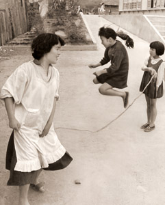 縄跳 [梶畑元始, 日本カメラ 1955年11月号より]のサムネイル画像
