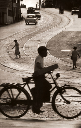 霞町にて [梶原高男, 日本カメラ 1955年11月号より] パブリックドメイン画像 