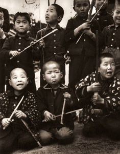 島の子供達 [越智忠利, 日本カメラ 1955年11月号より]のサムネイル画像