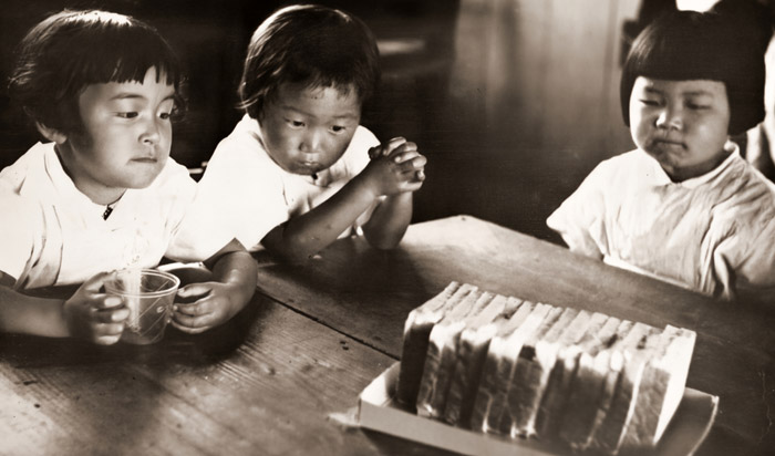 パンと子供 [川崎明, 日本カメラ 1955年11月号より] パブリックドメイン画像 