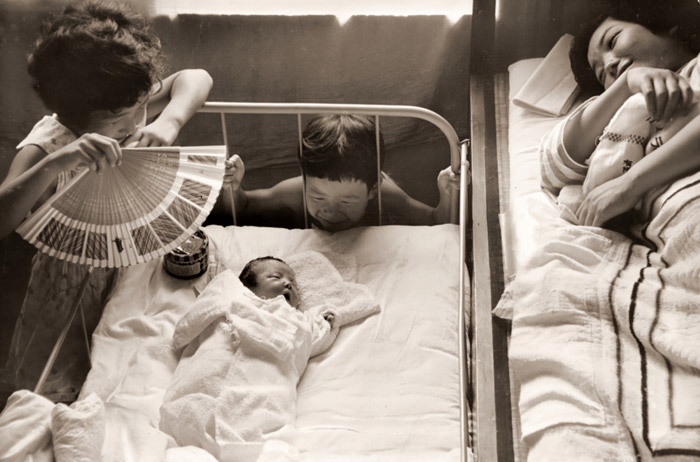 次女の誕生 [海道太一, 日本カメラ 1955年11月号より] パブリックドメイン画像 