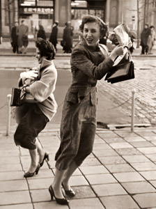 風の日 [荒井覚, 日本カメラ 1955年11月号より]のサムネイル画像
