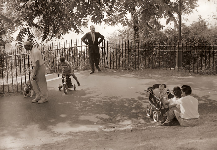 ニューヨーク・リバーサイド・パークにて [林忠彦, 日本カメラ 1955年11月号より] パブリックドメイン画像 