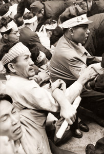 砂川町の人々 ピケラインに食いこむ警官と町民の斗争 [日本カメラ 1955年12月号より]のサムネイル画像