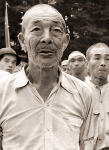 砂川町の人々 事態を見まもる町民の表情は暗い [日本カメラ 1955年12月号より]のサムネイル画像