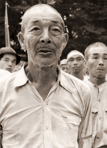 砂川町の人々 事態を見まもる町民の表情は暗い [日本カメラ 1955年12月号より] パブリックドメイン画像 