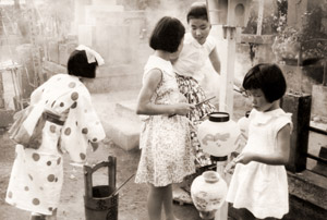 お迎い提灯 [薮崎嘉雄, 日本カメラ 1955年12月号より]のサムネイル画像