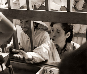 職安窓口にて [木下欽一, 日本カメラ 1955年12月号より]のサムネイル画像
