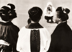 漁村のヒル [前田, 日本カメラ 1955年12月号より]のサムネイル画像