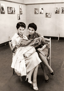 展覧会場にて [荒井覚, 日本カメラ 1955年12月号より]のサムネイル画像