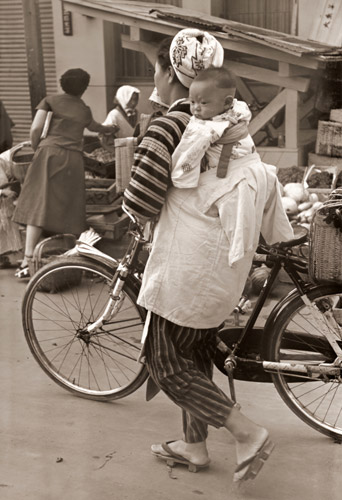 市場2 自転車にのって [八木下弘, 日本カメラ 1955年12月号より] パブリックドメイン画像 
