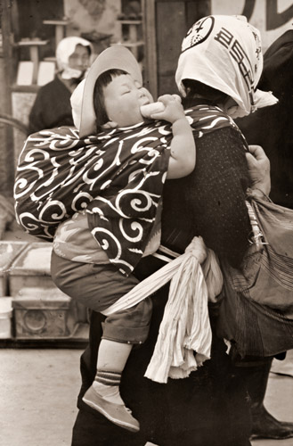 市場1 背中の子 [八木下弘, 日本カメラ 1955年12月号より] パブリックドメイン画像 