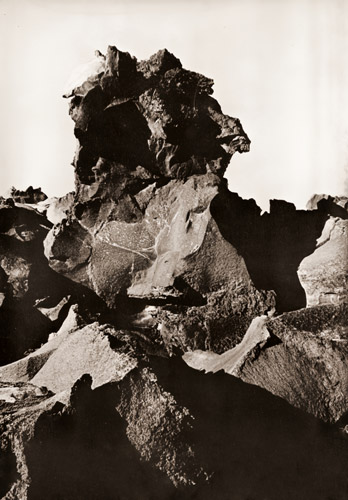 昭和熔岩 [北原洋一, 日本カメラ 1955年12月号より] パブリックドメイン画像 