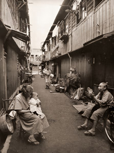路地 [三富康嵩, 日本カメラ 1955年12月号より]のサムネイル画像