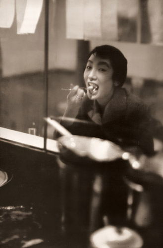 レストランにて [大竹省二, 日本カメラ 1955年12月号より] パブリックドメイン画像 