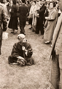 広場の老人 [山田周平, 日本カメラ 1955年4月号より]のサムネイル画像