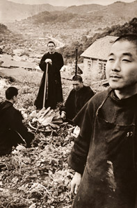 長崎の修道僧 [樋口進, 日本カメラ 1955年4月号より]のサムネイル画像