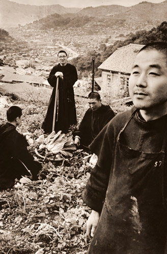 長崎の修道僧 [樋口進, 日本カメラ 1955年4月号より] パブリックドメイン画像 