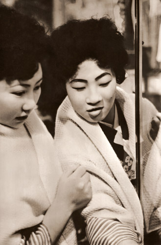 店頭にて [牧直視, 日本カメラ 1955年4月号より] パブリックドメイン画像 
