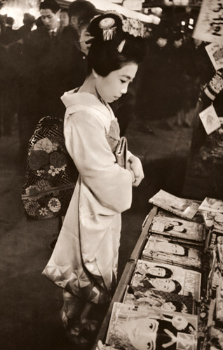 店頭にて [高野康夫, 日本カメラ 1955年4月号より] パブリックドメイン画像 