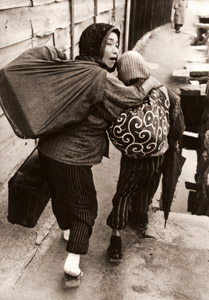 行商の親子 [中川正三, 日本カメラ 1955年4月号より]のサムネイル画像