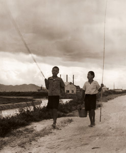 帰り路 [三木亨, 日本カメラ 1955年4月号より]のサムネイル画像