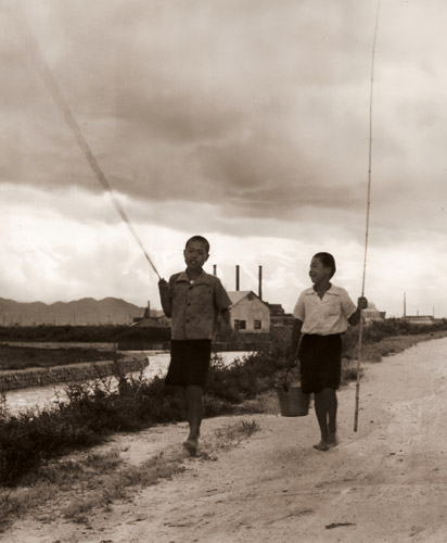 帰り路 [三木亨, 日本カメラ 1955年4月号より] パブリックドメイン画像 