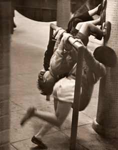 繁華街の子供 [麻見喜三, 日本カメラ 1955年4月号より]のサムネイル画像