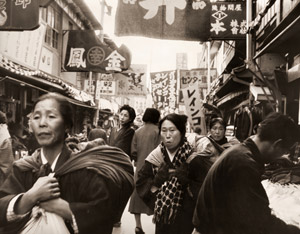 織物問屋街にて [潮見節郎, 日本カメラ 1955年4月号より]のサムネイル画像