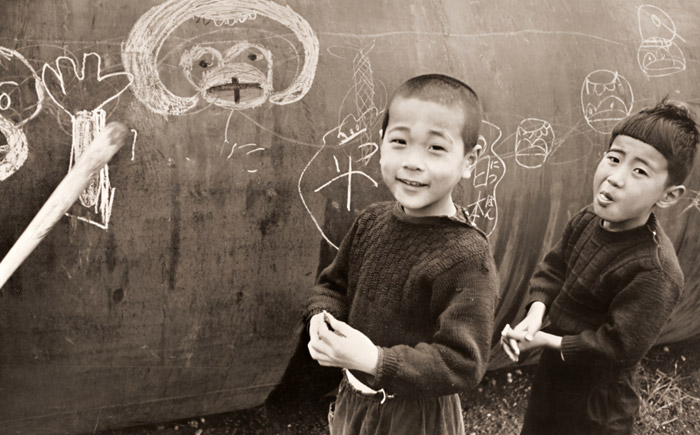 二人の少年 [遠藤成美, 日本カメラ 1955年4月号より] パブリックドメイン画像 