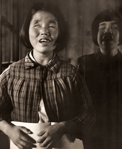 盲学校にて [大木義夫, 日本カメラ 1955年4月号より]のサムネイル画像