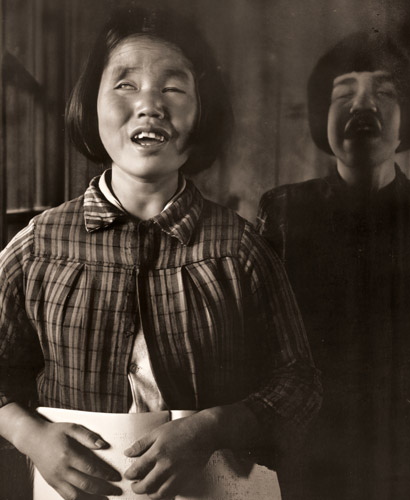 盲学校にて [大木義夫, 日本カメラ 1955年4月号より] パブリックドメイン画像 