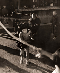 いたずら [越智忠利, 日本カメラ 1955年4月号より]のサムネイル画像