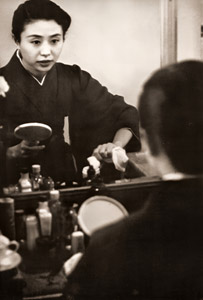 鏡前 乙羽信子 [大竹省二, 日本カメラ 1955年4月号より]のサムネイル画像