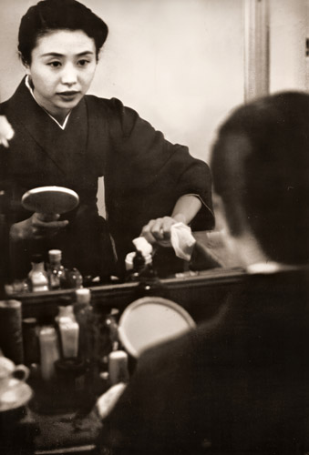 鏡前 乙羽信子 [大竹省二, 日本カメラ 1955年4月号より] パブリックドメイン画像 