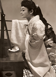鏡前 雪村いづみ [大竹省二, 日本カメラ 1955年4月号より]のサムネイル画像